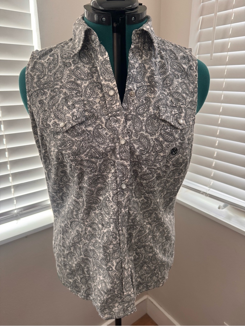 Sleeveless Paisley Button-Up Shirt - Black & White